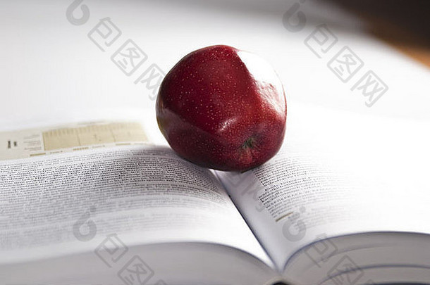 打开书红色的苹果