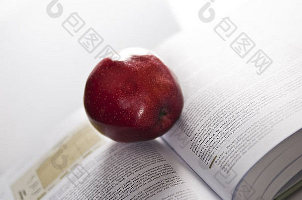 打开高额大书新鲜的红色的苹果