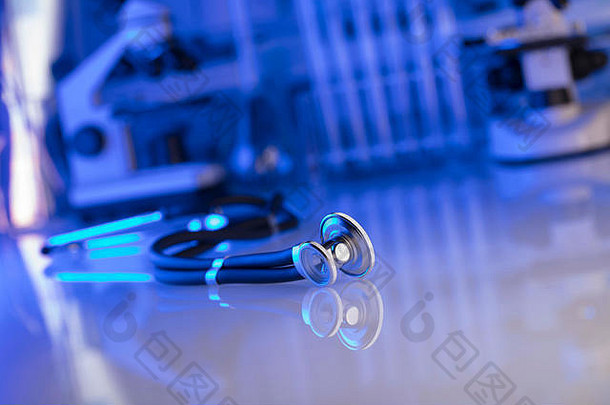 听诊器显微镜实验室背景实验室玻璃器皿蓝色的背景的地方排版