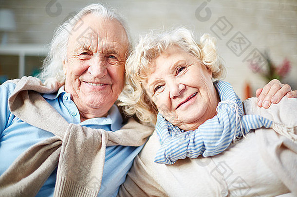 充满深情的上了年纪的夫妇相机微笑