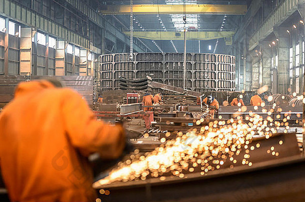 工人磨金属建设海洋制造工厂