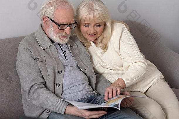上了年纪的夫妇阅读沙发上