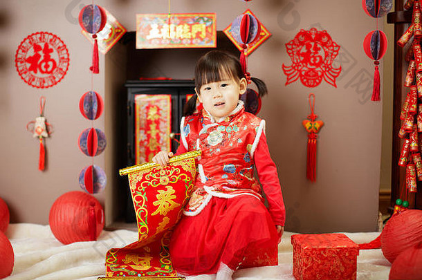 中国人婴儿女孩传统的沙拉酱龚父亲卷轴意味着祝扩大财富