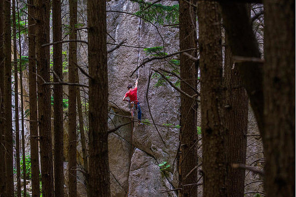 岩石登山者扩展岩石脸关闭树斯夸米什人加拿大