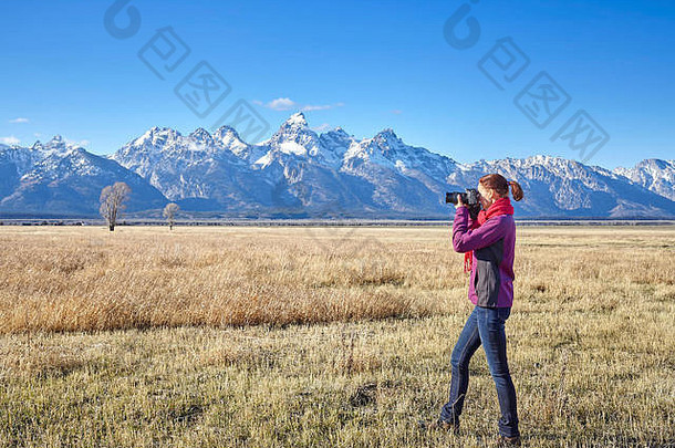 女适合徒步旅行者采取图片数码单反相机相机大提顿国家公园怀俄明美国