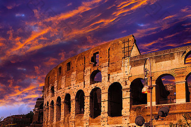 明亮的深红色的日落古老的罗马圆形大剧场罗马意大利