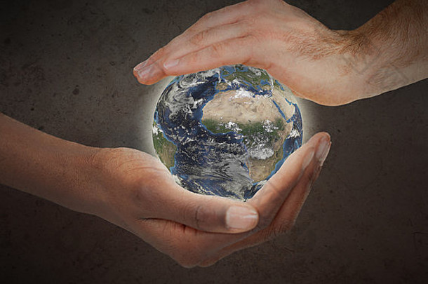 手保护发光的地球全球