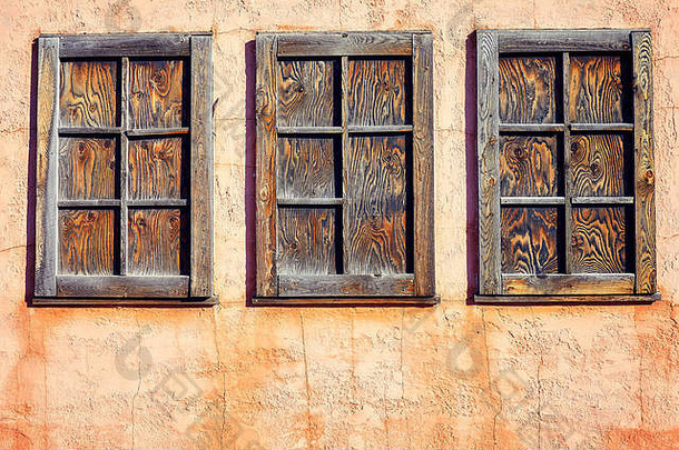 乡村木窗口橙色墙背景