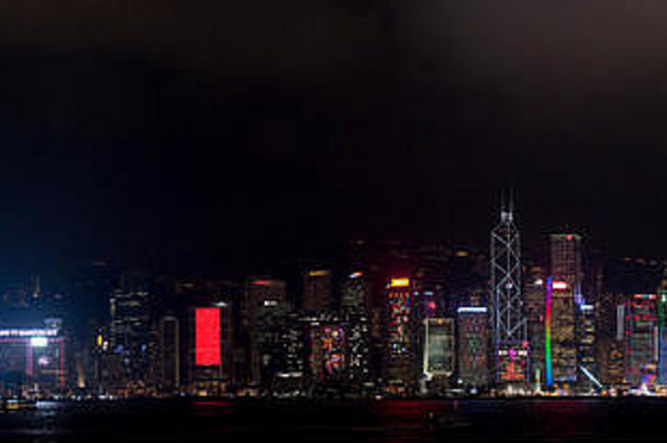 图片针全景色彩鲜艳的城市景观视图建筑在香港香港岛九龙公共码头晚上