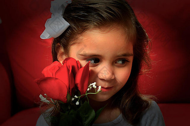 情人节一天红色的沙发年轻的女孩摆姿势玫瑰