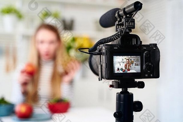 显示<strong>相机</strong>记录视频博客食物博主女人苹果菠萝厨房工作室会说话的健康的素食主义者吃影响者