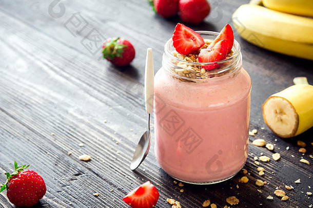 <strong>草莓</strong>香蕉奶昔自制的格兰诺拉麦片健康的早餐零食香蕉<strong>草莓</strong>奶昔玻璃Jar