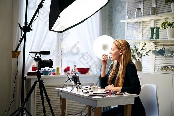 美博主女人拍摄每天化妆例程教程相机影响者金发女郎女孩生活流媒体化妆品产品审查首页工作室