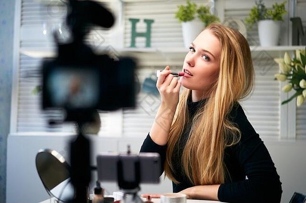 视频博客女适用于口红嘴唇美博主女人拍摄每天化妆例程教程相机三脚架影响者金发女郎女孩生活