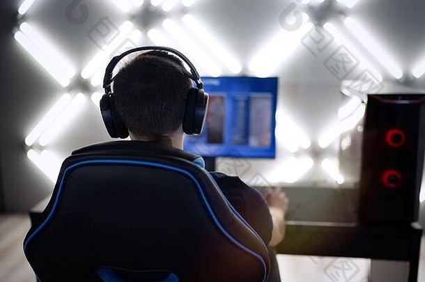 专业玩家昂贵的工作室生活流玩在线视频游戏网络运动员流媒体受欢迎的游戏追随者