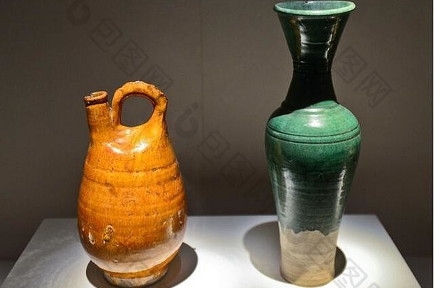 上釉花瓶橙色绿色廖王朝武汉博物馆中国