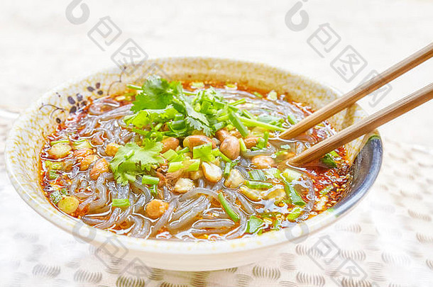 辣的面条汤蔬菜草本植物花生香菜受欢迎的云南省浅深度场中国