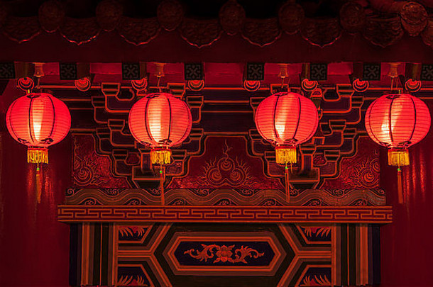 红色的灯笼挂行中国人月球一年中国农历新年庆祝活动之前更换灯笼内保持寺庙(泥马来西亚
