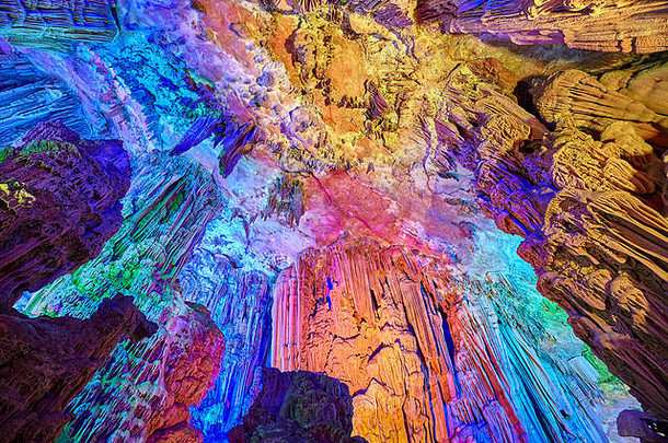 里德长笛洞穴自然石灰石洞穴五彩缤纷的照明桂林广西中国