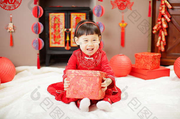中国人婴儿女孩传统的沙拉酱庆祝中国人一年持有礼物盒子种类意味着幸运的点缀greetin