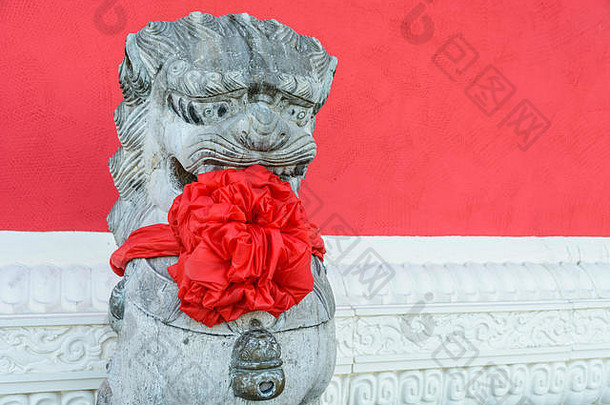 传统的石头雕像中国人《卫报》狮子穿大红色的弓脖子庆祝中国人一年发布前面红色的