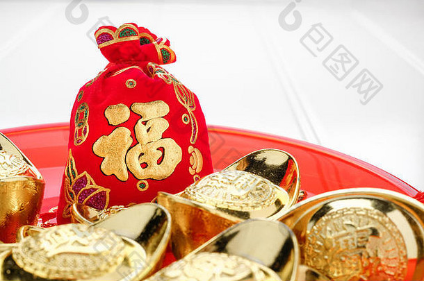 中国人一年这战俘红色的感觉织物袋黄金锭红色的托盘白色木表格前中国人语言袋幸福锭