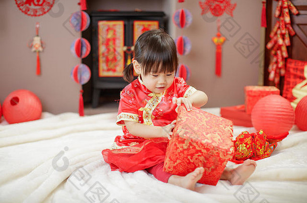 中国人婴儿女孩传统的沙拉酱庆祝中国人一年开放礼物盒子