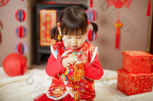中国人婴儿女孩传统的沙拉酱庆祝中国人一年