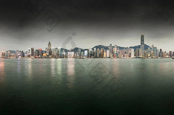 黑暗云在香港香港天际线维多利亚港口晚上中国亚洲
