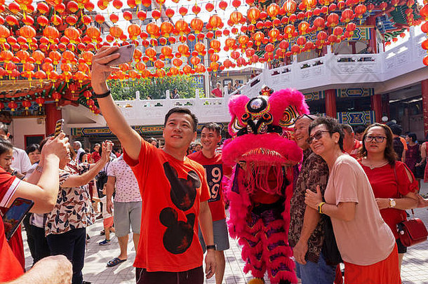 (泥马来西亚2月人采取自拍狮子舞者中国人一年庆祝活动中国农历新年庆祝活动之前更换灯笼内保持寺庙