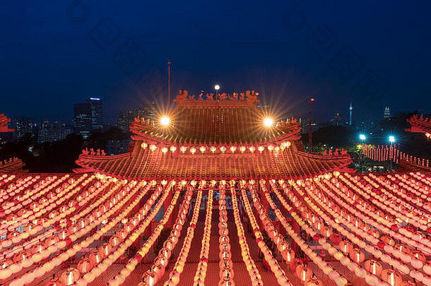 传统的中国人灯笼显示中国农历新年庆祝活动之前更换灯笼内保持寺庙照亮中国人一年节日(泥马来西亚