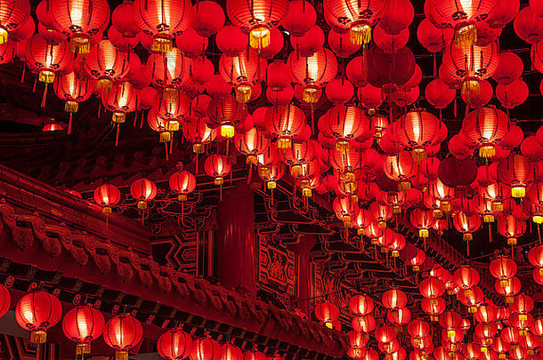 红色的灯笼挂行中国人月球一年中国农历新年庆祝活动之前更换灯笼内保持寺庙(泥马来西亚