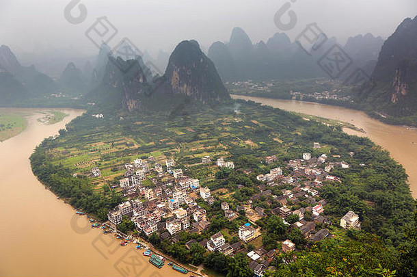全景视图高山xingping小镇河著名的岩溶山中国