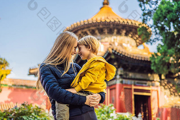 享受假期中国妈妈儿子被禁止的城市旅行中国孩子们概念显示免费的交通小时小时中国