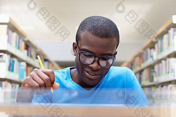 年轻的非洲美国大学<strong>学生</strong>阅读书<strong>图书馆</strong>