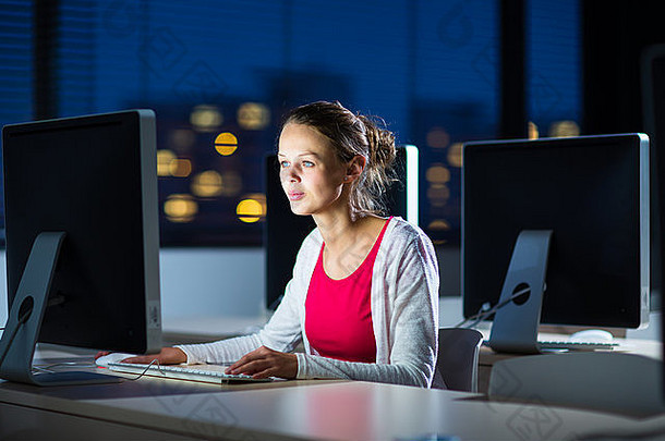 漂亮的年轻的女大学学生桌面电脑大学图书馆浅景深颜色健美的图像