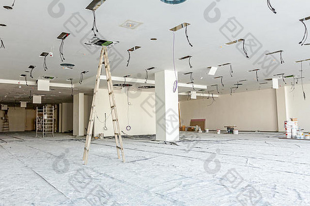 工人木梯完整的调节系统通风现代办公室天花板空气管灯