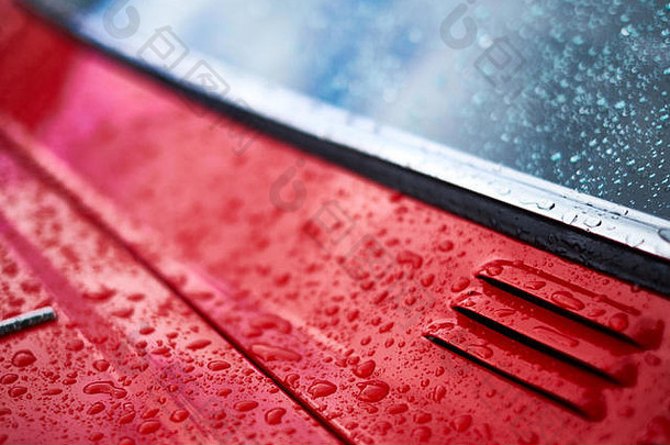 雨瀑布红色的车形成水滴关闭等窗口