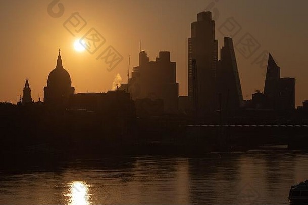 日出伦敦创建轮廓城市伦敦保罗的大教堂河泰晤士河前景