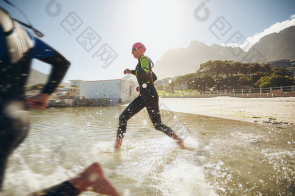 参与者运行水开始三项全能运动铁人三项运动员冲水