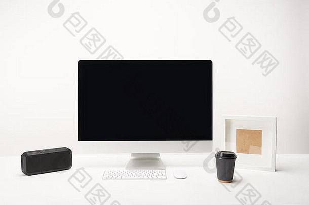 工作场所咖啡可移植的演讲者桌面电脑复制空间孤立的白色