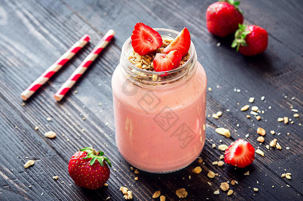 草莓奶昔自制的格兰诺拉麦片健康的早餐零食香蕉草莓奶昔玻璃Jar