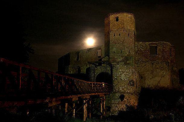 城堡晚上完整的月亮