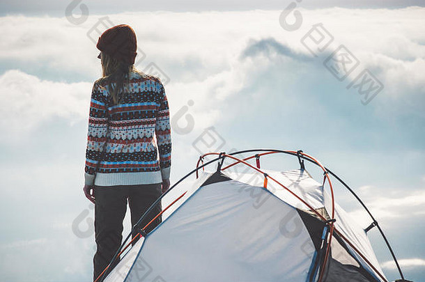 女人旅行者山峰会帐篷野营多雾的云景观背景旅行生活方式概念冒险假期户外