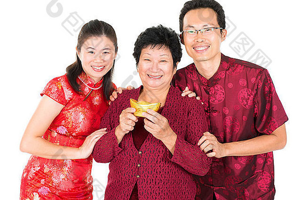 快乐中国人一年亚洲中国人家庭问候持有黄金锭孤立的白色背景