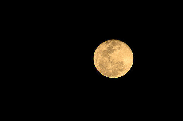 完整的月亮晚上