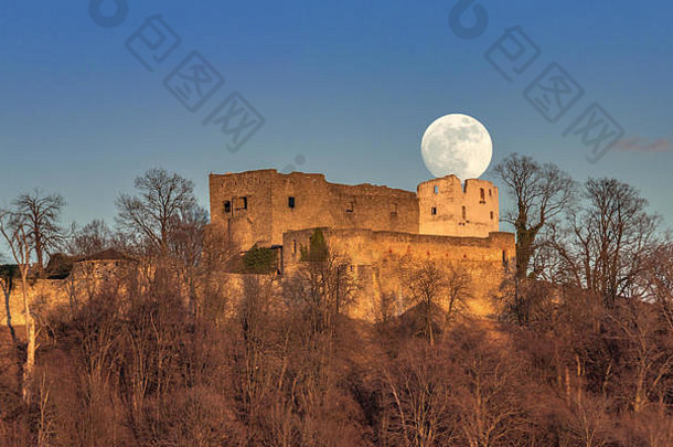 完整的月亮城堡