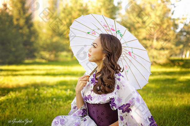 美丽的亚洲女人和服伞