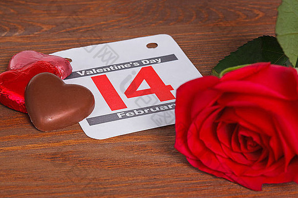 情人节一天生活照片日历日期2月单红色的玫瑰心形状的巧克力