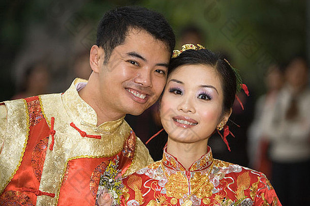 新娘新郎微笑相机穿着传统的中国人服装